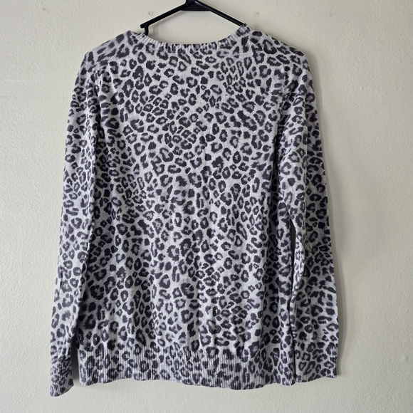 OLD NAVY MATERNITY Gray Animal Print Cardigan Button Down Leopard Print Large - Picture 15 of 17